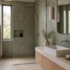 Photo d’une salle de bains contemporaine avec douche à l’italienne habillée de carreaux vert sauge allongés posés verticalement, sol en carrelage beige mat effet pierre, vasque blanche, robinetterie chrome, miroir simple