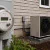 Pompe à chaleur et compteur électrique évoquant une surconsommation