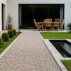 allée en graviers stabilisés dans le jardin d'une maison moderne