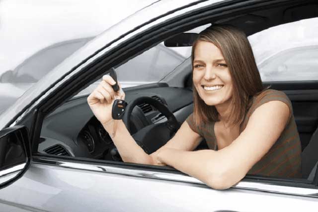jeune conductrice dans sa voiture