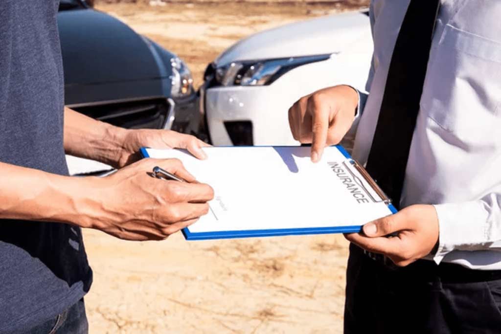 signature d'un contrat assurance auto