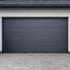 Porte de garage moderne anthracite à panneaux horizontaux sur une façade claire
