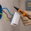 photo d'un électricien en train d'installer un interrupteur