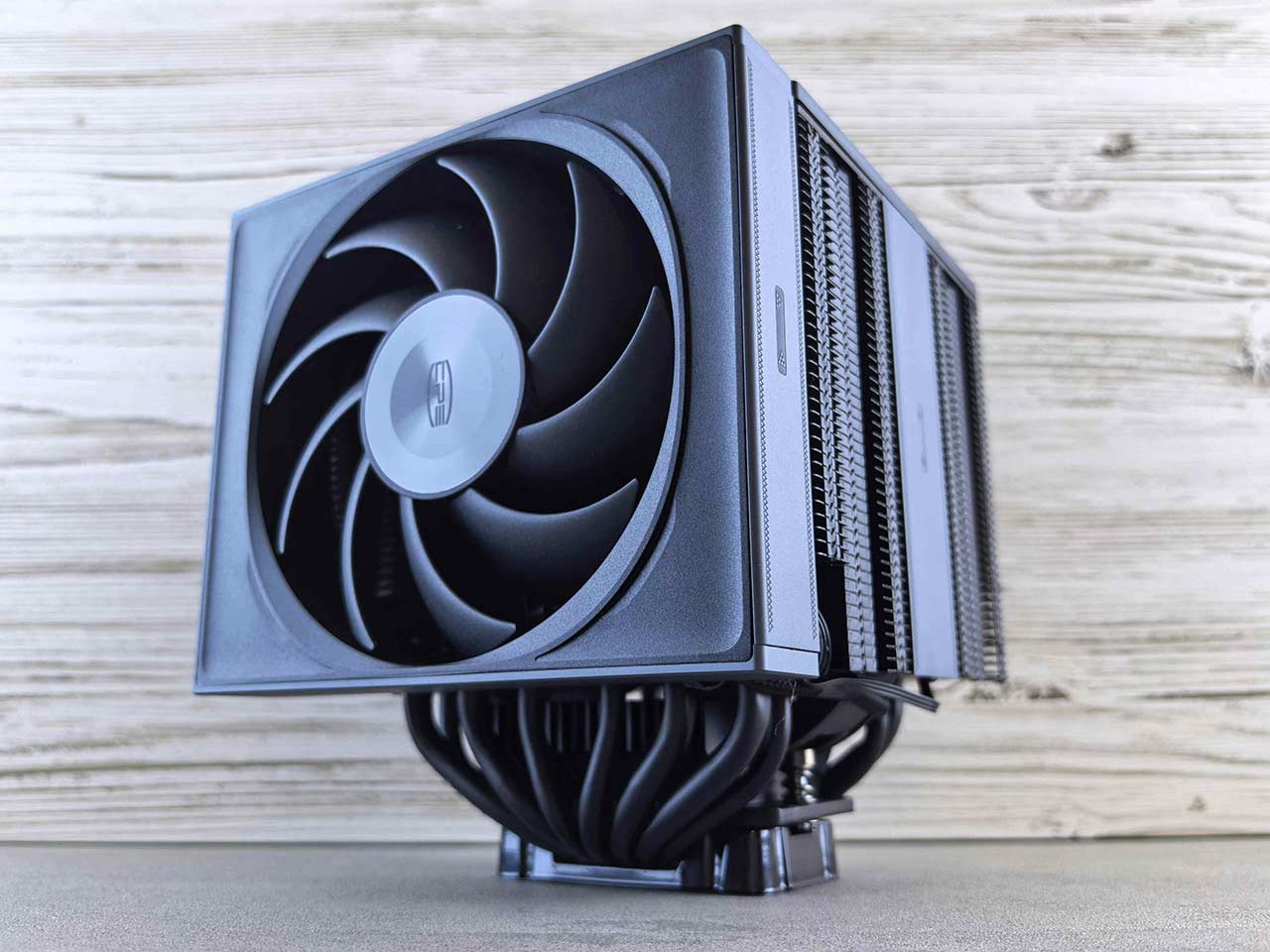 Refroidisseur d'air pour processeur (CPU) imposant et entièrement noir, doté d'un ventilateur frontal et de nombreux caloducs visibles à sa base