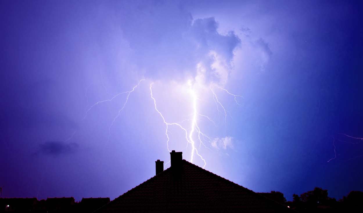 éclair qui frappe une maison pendant l'orage