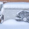 unité pompe à chaleur dans la neige