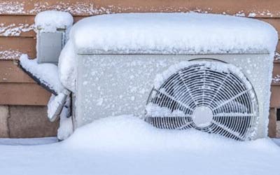 unité pompe à chaleur dans la neige