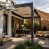 scène montrant plusieurs matériaux de protection extérieure sur une même terrasse élégante : une structure en aluminium moderne, une marquise en verre lumineuse, une petite zone en bois chaleureux et une toile rétractable partiellement déployée, le tout intégré à une maison contemporaine avec jardin