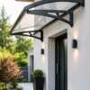 photo d'un auvent en verre installé au dessus d'un porte d'entrée de maison