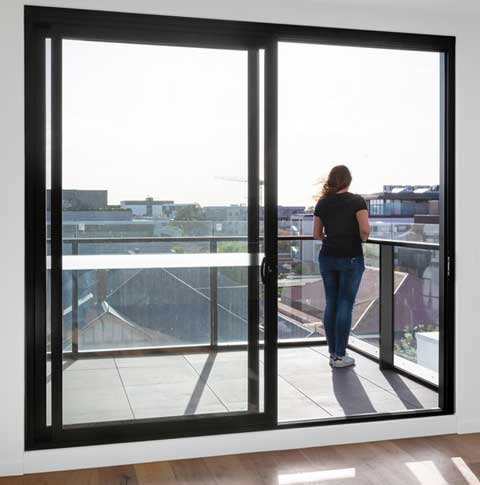 porte coulissante donnant sur une terrasse