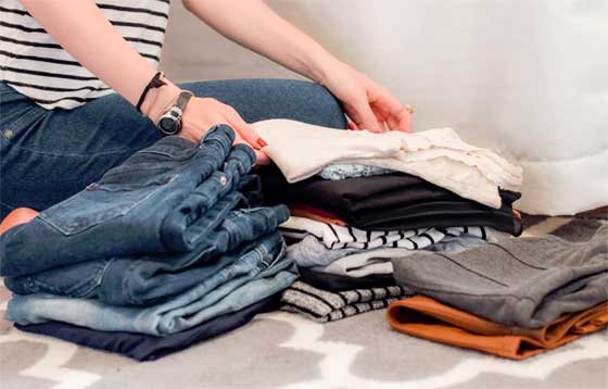 rangement des vêtements dans la chambre à coucher