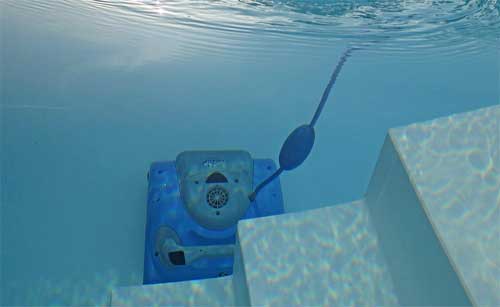 robot de piscine autonome en action