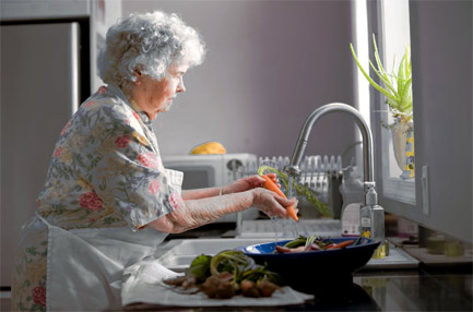 femme âgée faisant la cuisine