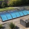 vue aerienne d'un abri de piscine bien nettoyé sous le soleil