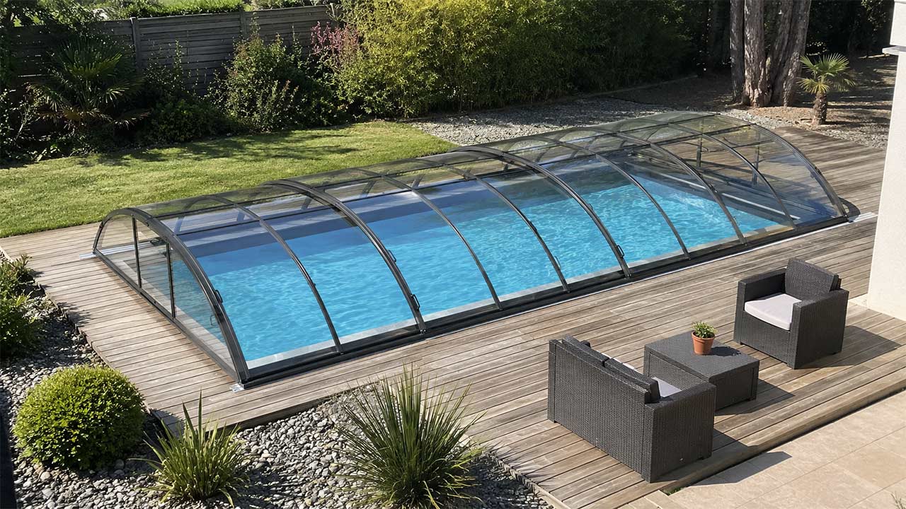 vue aerienne d'un abri de piscine bien nettoyé sous le soleil